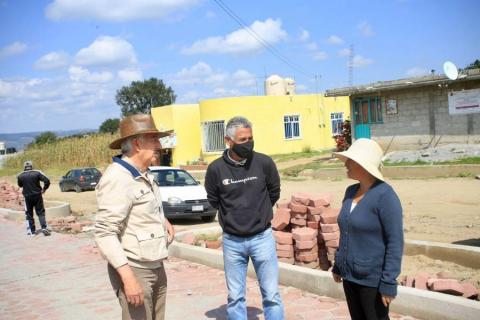 Avanza colocación de adocreto en calle de Santa Cruz Guadalupe, Chiautempan