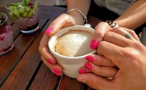 Una mujer es criticada por comer gratis luego de pactar 6 citas a la semana para ahorrarse la comida