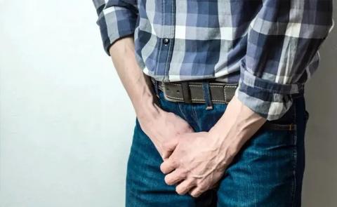 Un hombre descubre la condición de su miembro, mientras acudia a un dolor de rodillas