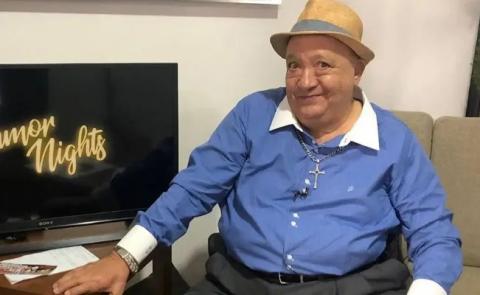 Aerolínea niega a Luis de Alba proporcionarle una silla de ruedas