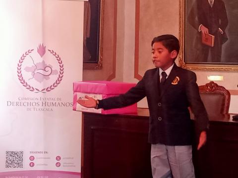 Niño Iker Edilberto llama la atención a los adultos sobre el uso excesivo del celular imagen 2