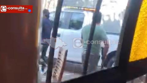 Grupo armado irrumpe y agrede a un hombre en marisquería de Tepetitla