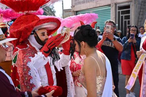 Corona Presidente Alberto Hernández Olivares a Melissa Nahaian como Reina del Carnaval 2026 imagen 3