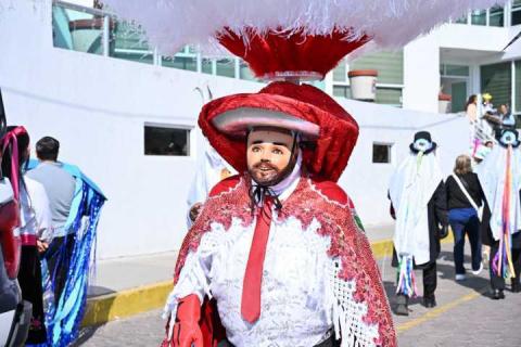 Corona Presidente Alberto Hernández Olivares a Melissa Nahaian como Reina del Carnaval 2026 imagen 2