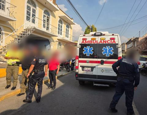 Motociclista acompañado con una menor de edad pierde el control y se impacta contra la pared imagen 2