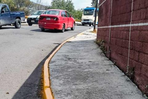 Se realizan trabajos de pintura, balizamiento en guarniciones y banquetas de la avenida Juárez imagen 1