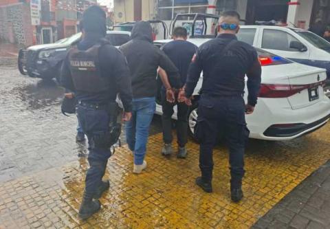 Policía de Papalotla asegura a masculino con orden de aprehensión vigente