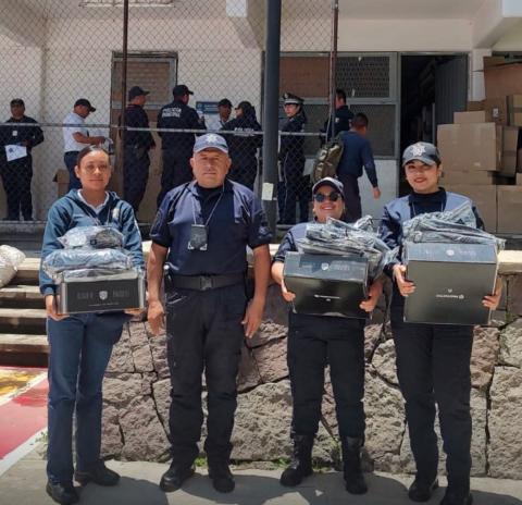 La SSC entrega uniformes a personal operativo de San Damián Texóloc