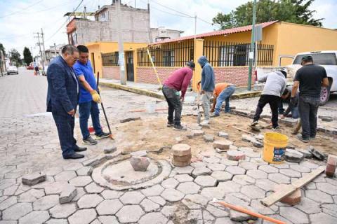 Atiende Gobierno Municipal hundimiento de adoquín en Calle Morelos imagen 3