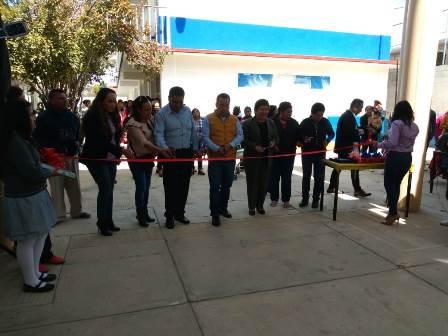 Mario López entrega techumbre en la primaria Juárez de Zacatzontetla imagen 1