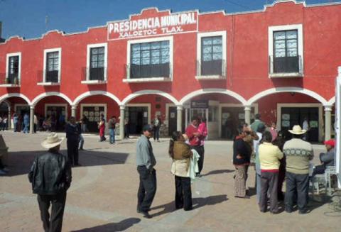 Xaloztoc gasta más de 150 mil pesos en servicio de celular