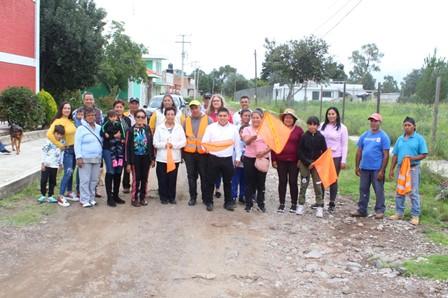 José Luis Hernández inicia obra de pavimento en Avenida Xaltocan