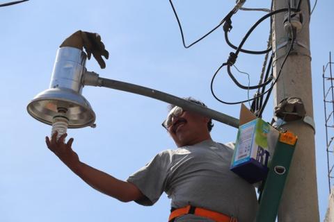 Rehabilita ayuntamiento luminarias en calles de Xicohtzinco