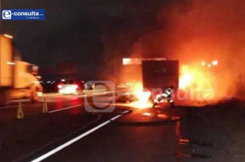 Tráiler es consumido por el fuego en la carretera México-Veracruz; conductor resulta herido