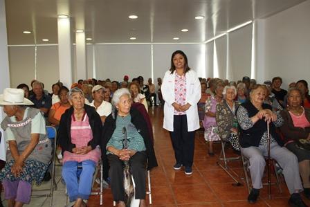 DIF Municipal da pláticas sobre limpieza bucal a adultos mayores