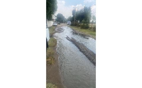 Autoridades Municipales Atienden Problema de Drenaje en Calle Del Campo