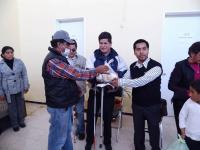 Entrega de bastón plegadizo y despensas