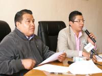 Los presidentes de la CEDH y de la UPET, Francisco Mixcoatl Antonio y Moisés Morales del Razo, durante la presentación de la convocatoria para la exposición fotográfica Derechos Humanos a través de la lente