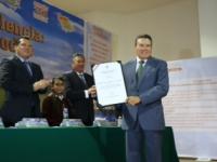 El Ombudsman Nacional, Raúl Plascencia, entrega al Presidente Nacional del SNTE, Juan Díaz de la Torre, constancia por su participación en el Curso Básico de Derechos Humanos.