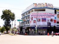 A una horas de dar por concluido el proceso electoral en el estado, el abanderado del PRI fue evidenciado a través de una lona colocada en una de las principales arterias de la ciudad rielera, dónde se presume su vínculo con grupos políticos afines a Mario Marín Torres.