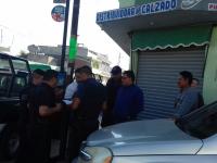 Pobladores de la comunidad de Guadalupe Ixcotla, en Chiautempan, solicitaron el apoyo de la policía municipal para desalojar a comerciantes que pretenden instalar un tianguis todos los jueves en ese lugar, a pesar de que existe un documento firmado por su presidente, Cruz Hernández Pérez, de que no se les daría permiso para hacerlo.  No obstante ello, desde la mañana de hoy un grupo de mercaderes se preparaba para acomodar sus puestos sobre la calle Venustiano Carranza, la cual además de ser una vía princip