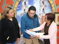 El presidente de la UPET, Moisés Morales del Razo, recibió las propuestas de dos planillas para participar en el proceso de renovación de la Mesa Directiva para los próximos dos años.