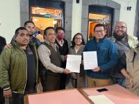 El presidente de la UPET, Moisés Morales del Razo, recibió las propuestas de dos planillas para participar en el proceso de renovación de la Mesa Directiva para los próximos dos años.